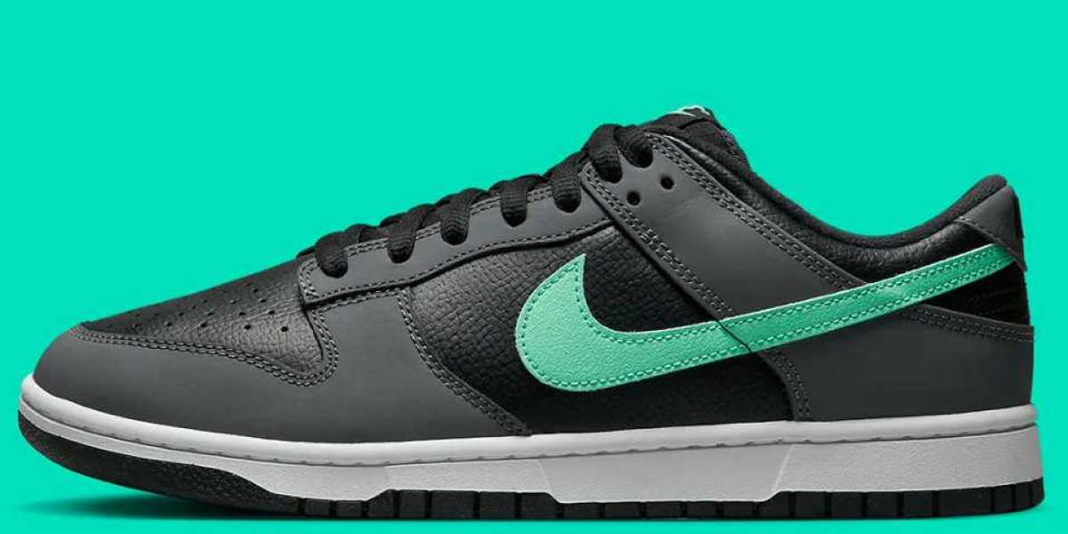 Nike Dunk Low: Your Christmas Standout!